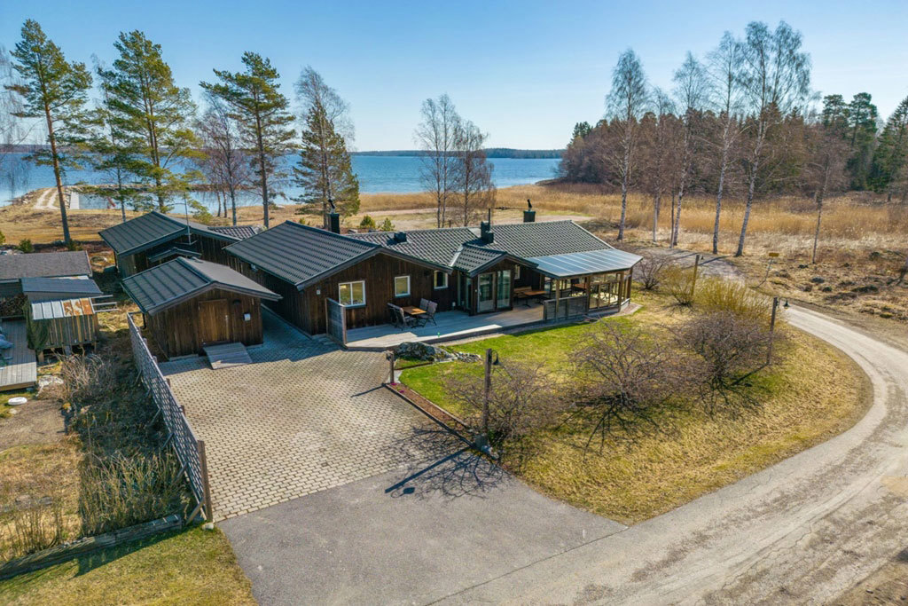 fritidshus nära vattnet, drönarbild